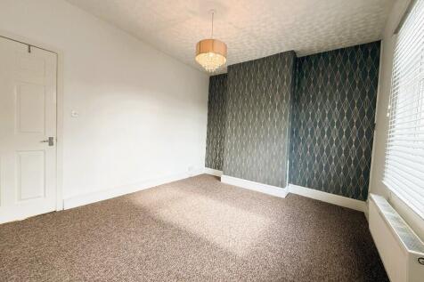 Front bedroom (b)