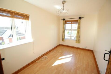 Second bedroom (a)