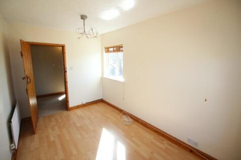 Second bedroom (b)