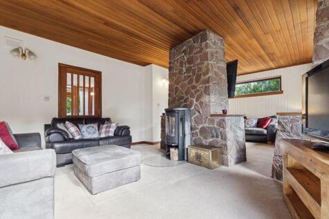 Lounge/Dining Angle 1