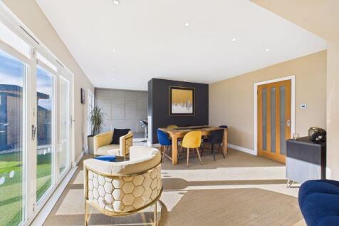 Lounge/Dining Angle 3