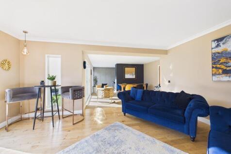 Lounge/Dining Angle 4