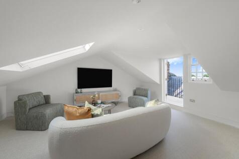 Reception/Bedroom
