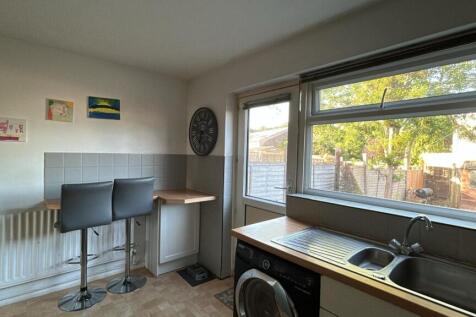 Kit - 76 Edmonton Road.jpg
