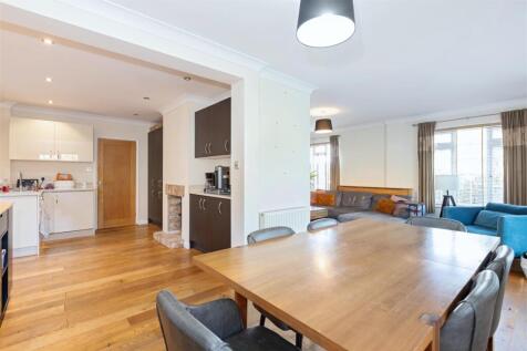 Cowdray Drive_18.jpg