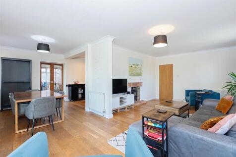 Cowdray Drive_19.jpg