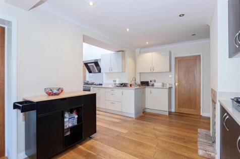 Cowdray Drive_14.jpg