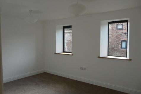 LIVING ROOM/BEDROOM