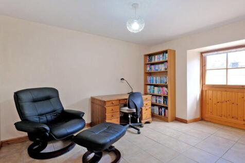 Bedroom/ Study