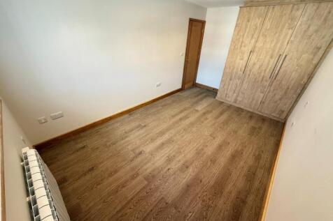 bedroom 1 pt 2.jpg