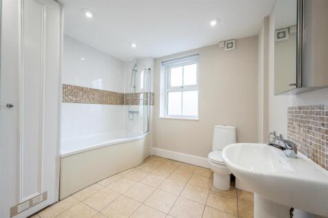 Family Bathroom 1