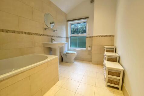 bathroom 2.jpg