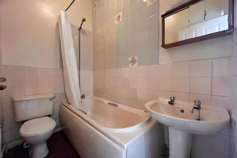 Flat 1 Bathroom