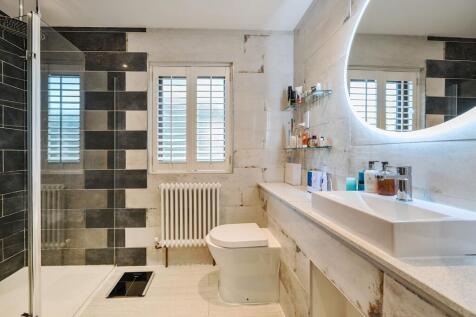 Ensuite to Bedroom 1