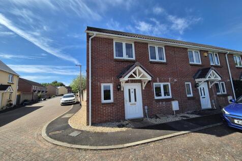 Two bedroom end of terrace to rent