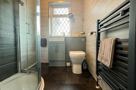 FAMILY SHOWER ROOM
