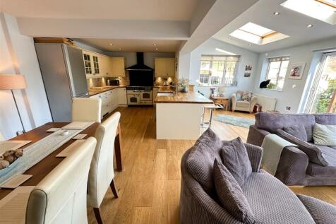 OPEN PLAN FAMILY ROOM