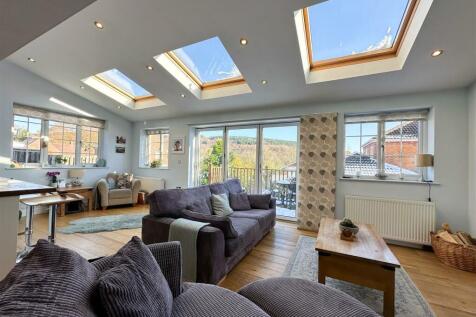 OPEN PLAN FAMILY ROOM
