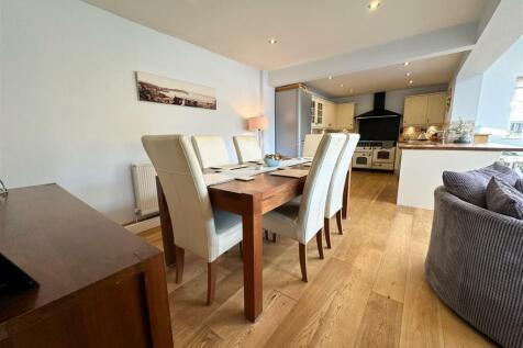 OPEN PLAN FAMILY ROOM