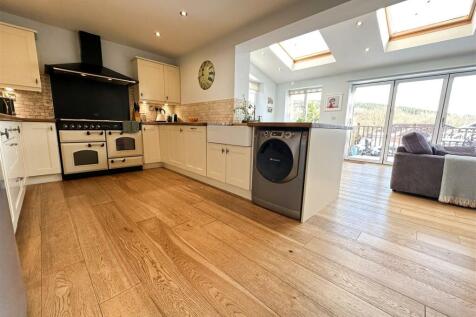 OPEN PLAN FAMILY ROOM