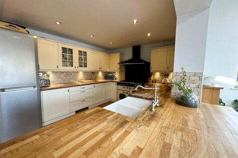 OPEN PLAN FAMILY ROOM