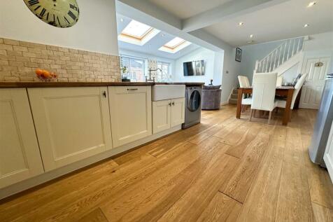 OPEN PLAN FAMILY ROOM