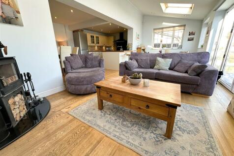 OPEN PLAN FAMILY ROOM
