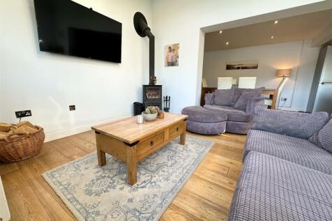 OPEN PLAN FAMILY ROOM