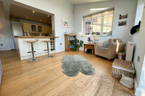 OPEN PLAN FAMILY ROOM