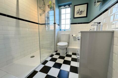 ENSUITE SHOWER ROOM