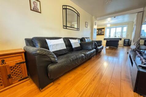 LOUNGE AND GAMES ROOM