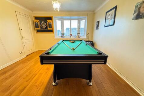 LOUNGE AND GAMES ROOM