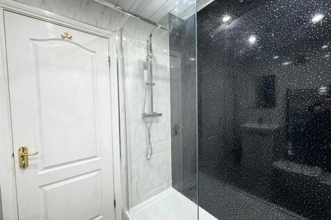 FAMILY SHOWER ROOM