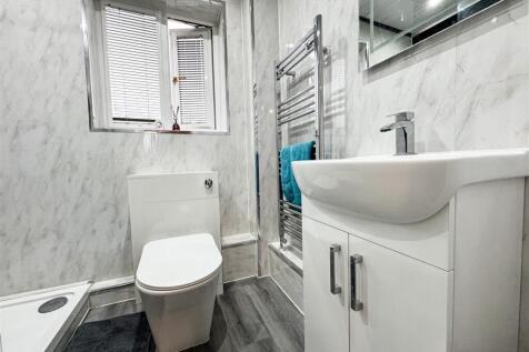 FAMILY SHOWER ROOM
