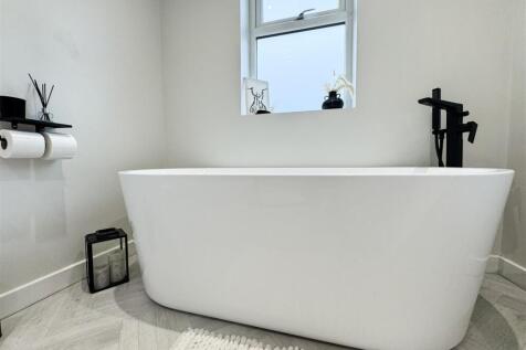 FAMIILY BATH AND SHOWER ROOM