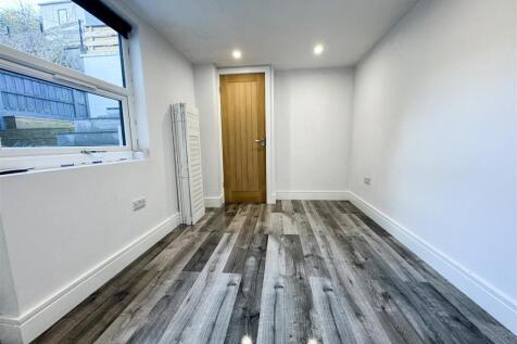 GARAGE OCCASIONAL ROOM &amp; EN SUITE SHOWER ROOM