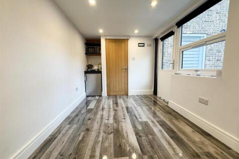 GARAGE OCCASIONAL ROOM &amp; EN SUITE SHOWER ROOM