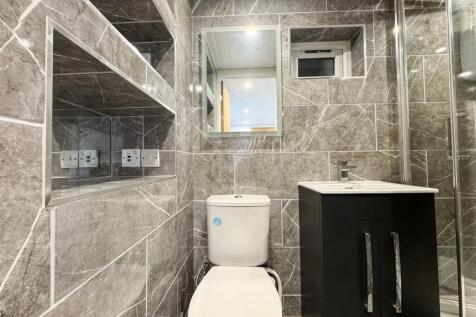 GARAGE OCCASIONAL ROOM &amp; EN SUITE SHOWER ROOM