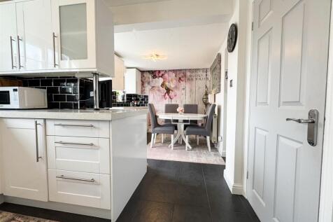 KITCHEN BREAKFAST ROOM