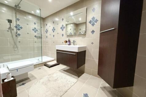 FAMILY SHOWER ROOM