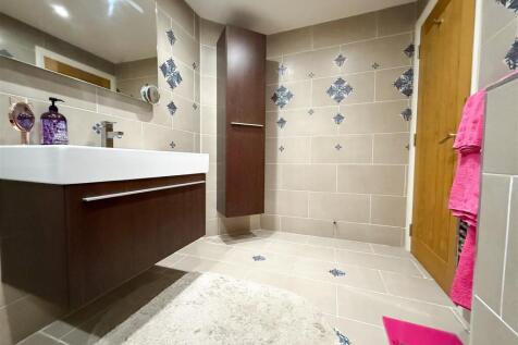 FAMILY SHOWER ROOM