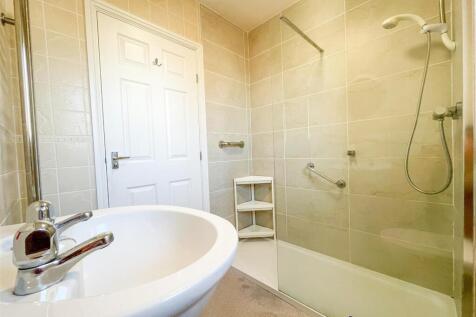 FAMILY SHOWER ROOM
