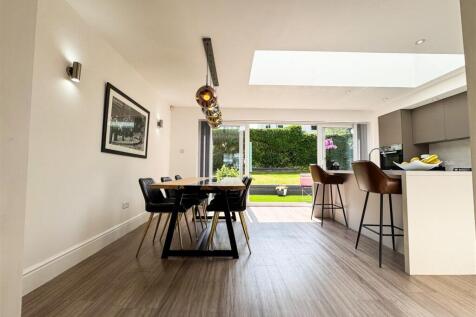 OPEN PLAN FAMILY ROOM BREAKFAST KITCHEN DINING