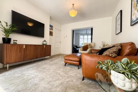 OPEN PLAN FAMILY ROOM BREAKFAST KITCHEN DINING