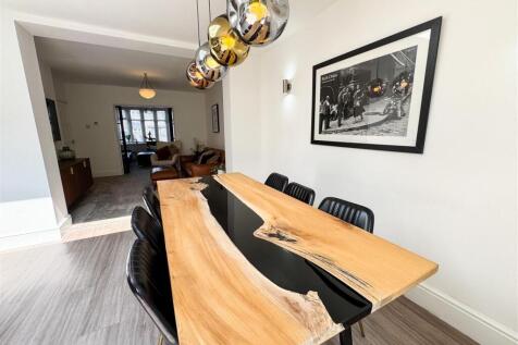 OPEN PLAN FAMILY ROOM BREAKFAST KITCHEN DINING