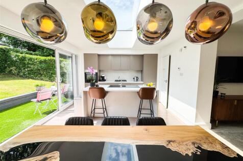 OPEN PLAN FAMILY ROOM BREAKFAST KITCHEN DINING