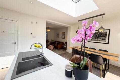 OPEN PLAN FAMILY ROOM BREAKFAST KITCHEN DINING