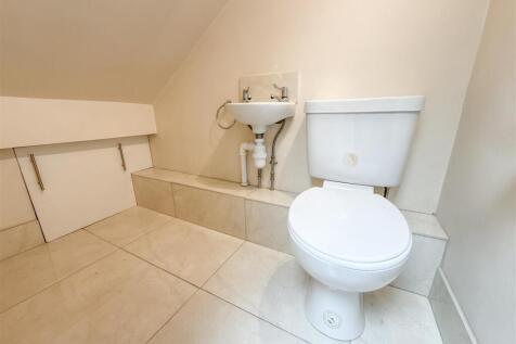 ENSUITE TOILET