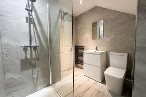 FAMILY SHOWER ROOM