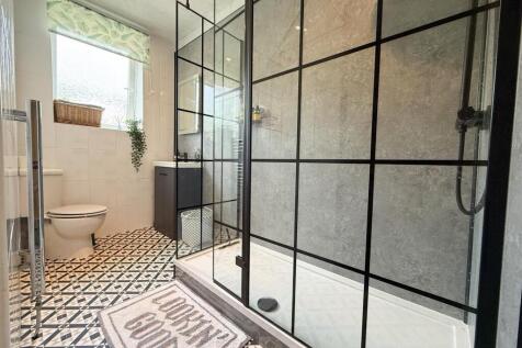 FAMILY SHOWER ROOM